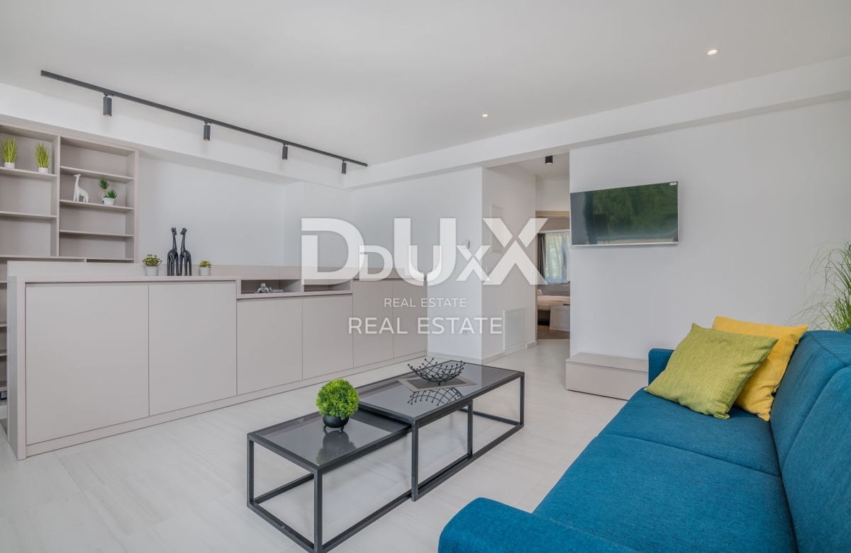 OPATIJA – Moderna luksuzna vila z dvema stanovanjskima enotama in panoramskim pogledom na morje