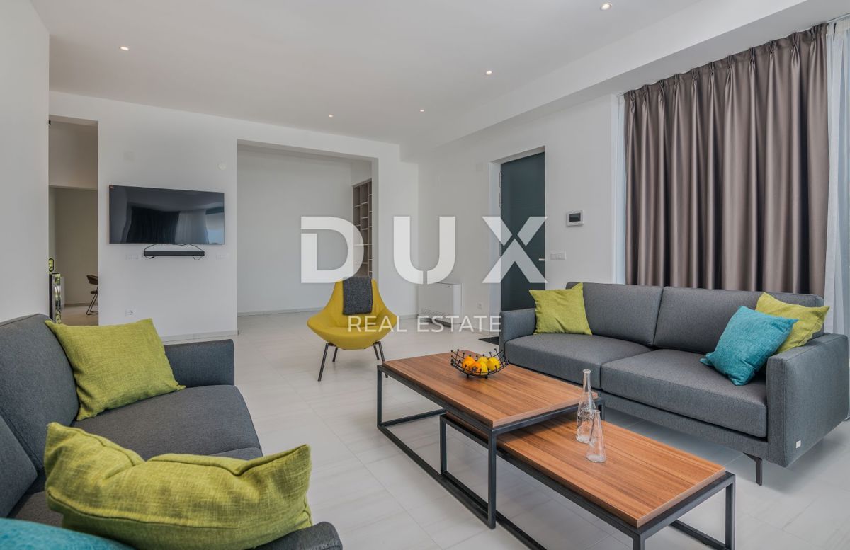 OPATIJA – Moderna luksuzna vila z dvema stanovanjskima enotama in panoramskim pogledom na morje