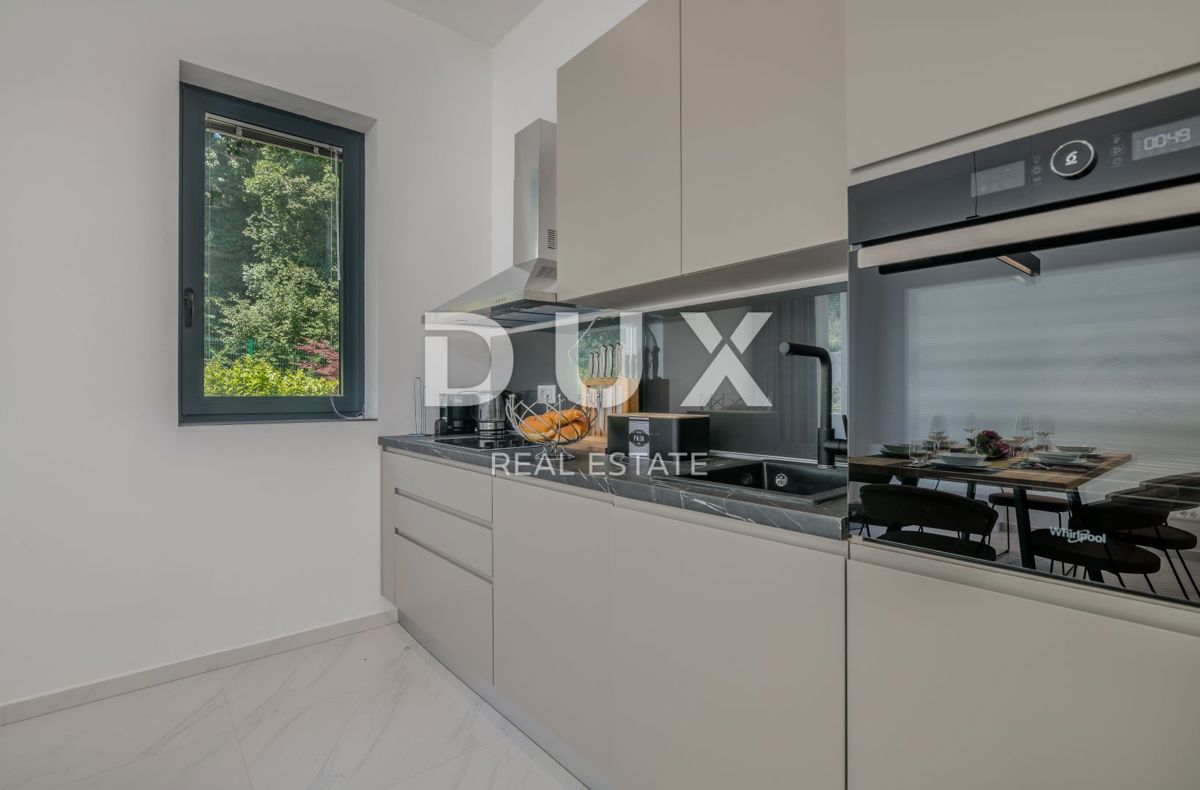 OPATIJA – Moderna luksuzna vila z dvema stanovanjskima enotama in panoramskim pogledom na morje