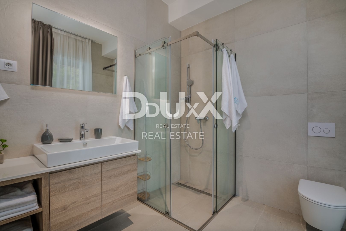 OPATIJA – Moderna luksuzna vila z dvema stanovanjskima enotama in panoramskim pogledom na morje