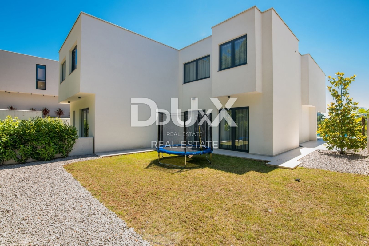 OPATIJA – Moderna luksuzna vila z dvema stanovanjskima enotama in panoramskim pogledom na morje