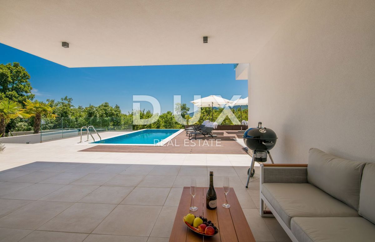 OPATIJA – Moderna luksuzna vila z dvema stanovanjskima enotama in panoramskim pogledom na morje