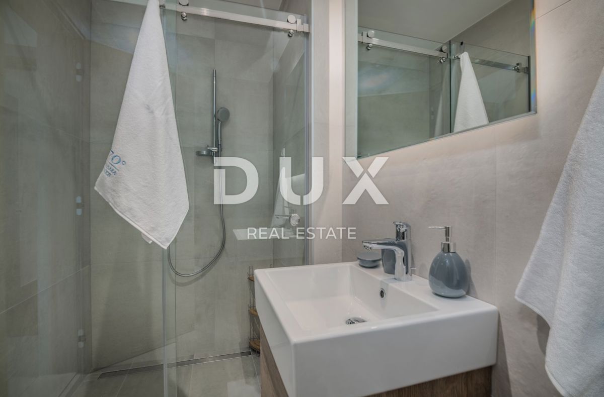 OPATIJA – Moderna luksuzna vila z dvema stanovanjskima enotama in panoramskim pogledom na morje