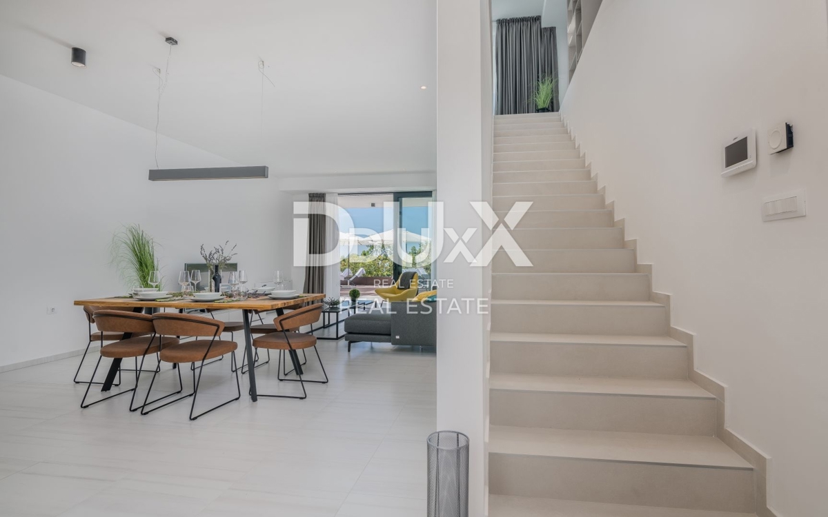 OPATIJA – Moderna luksuzna vila z dvema stanovanjskima enotama in panoramskim pogledom na morje