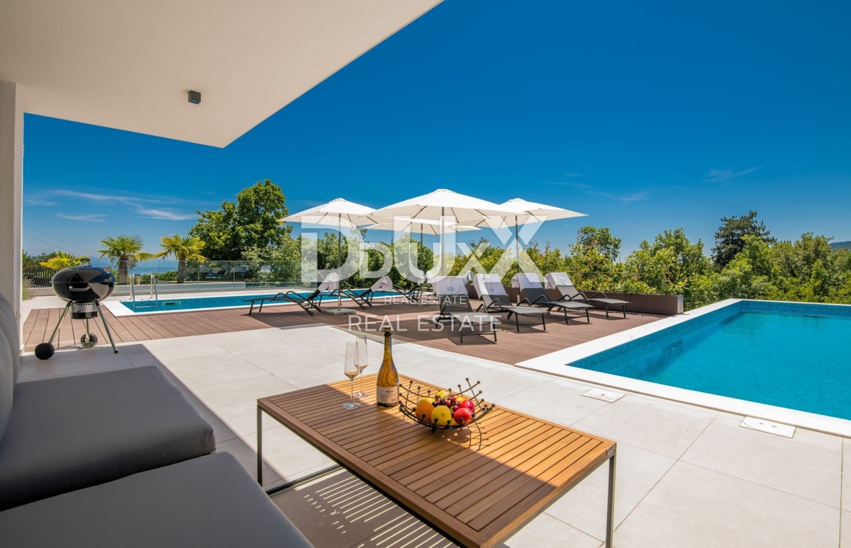 OPATIJA – Moderna luksuzna vila z dvema stanovanjskima enotama in panoramskim pogledom na morje