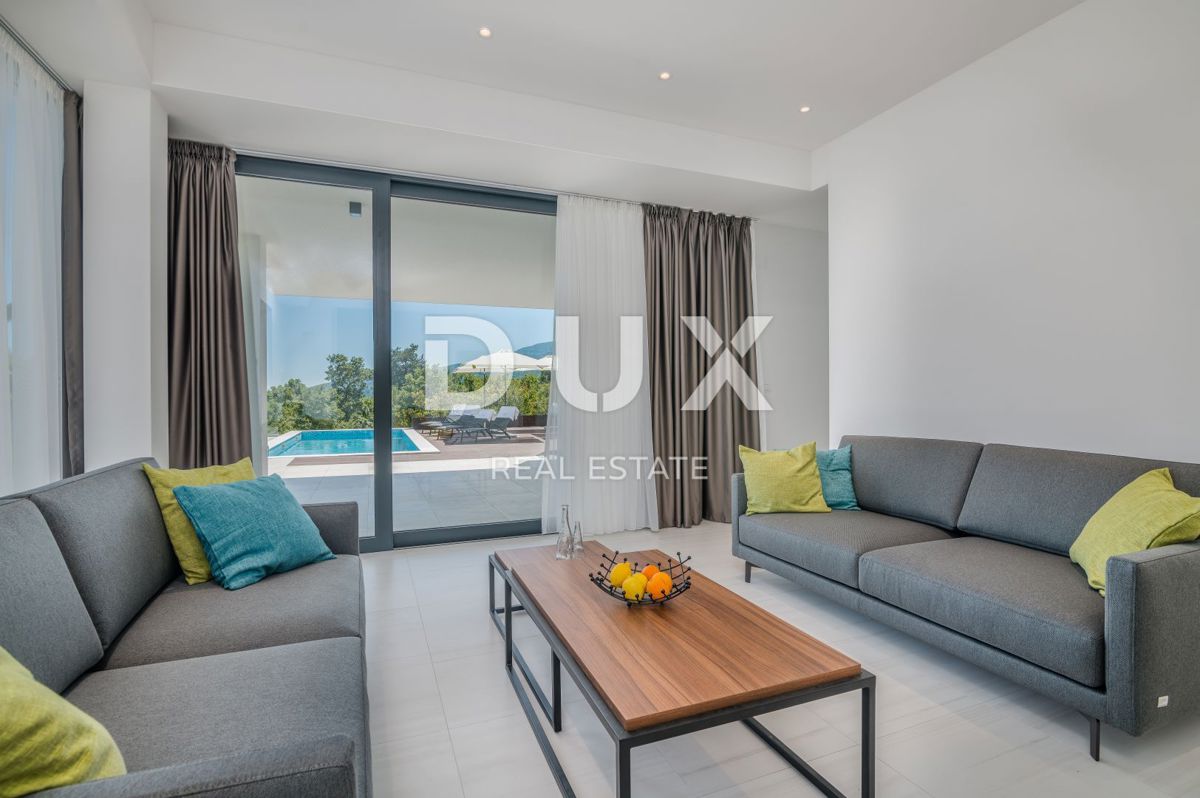 OPATIJA – Moderna luksuzna vila z dvema stanovanjskima enotama in panoramskim pogledom na morje