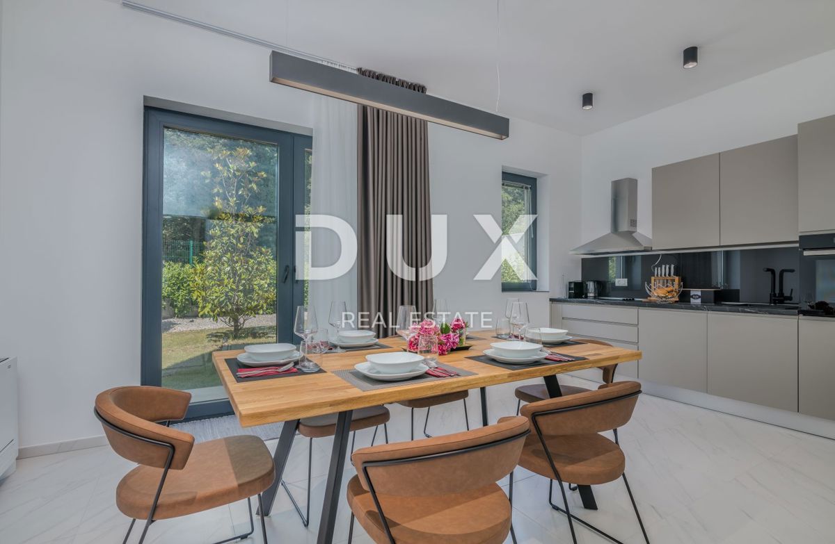 OPATIJA – Moderna luksuzna vila z dvema stanovanjskima enotama in panoramskim pogledom na morje