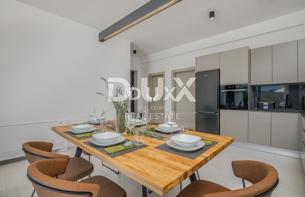 OPATIJA – Moderna luksuzna vila z dvema stanovanjskima enotama in panoramskim pogledom na morje