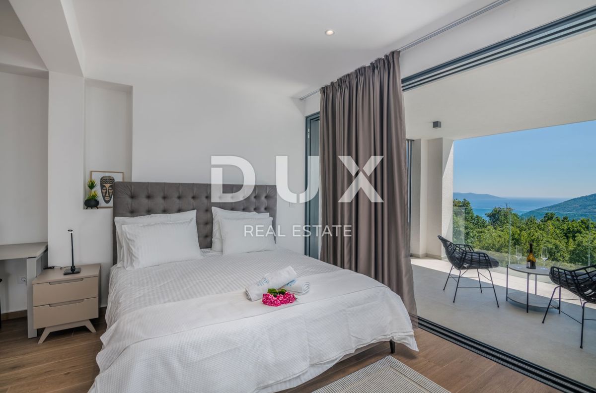 OPATIJA – Moderna luksuzna vila z dvema stanovanjskima enotama in panoramskim pogledom na morje