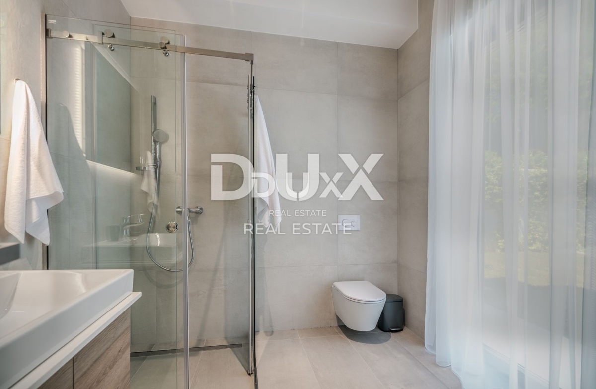 OPATIJA – Moderna luksuzna vila z dvema stanovanjskima enotama in panoramskim pogledom na morje