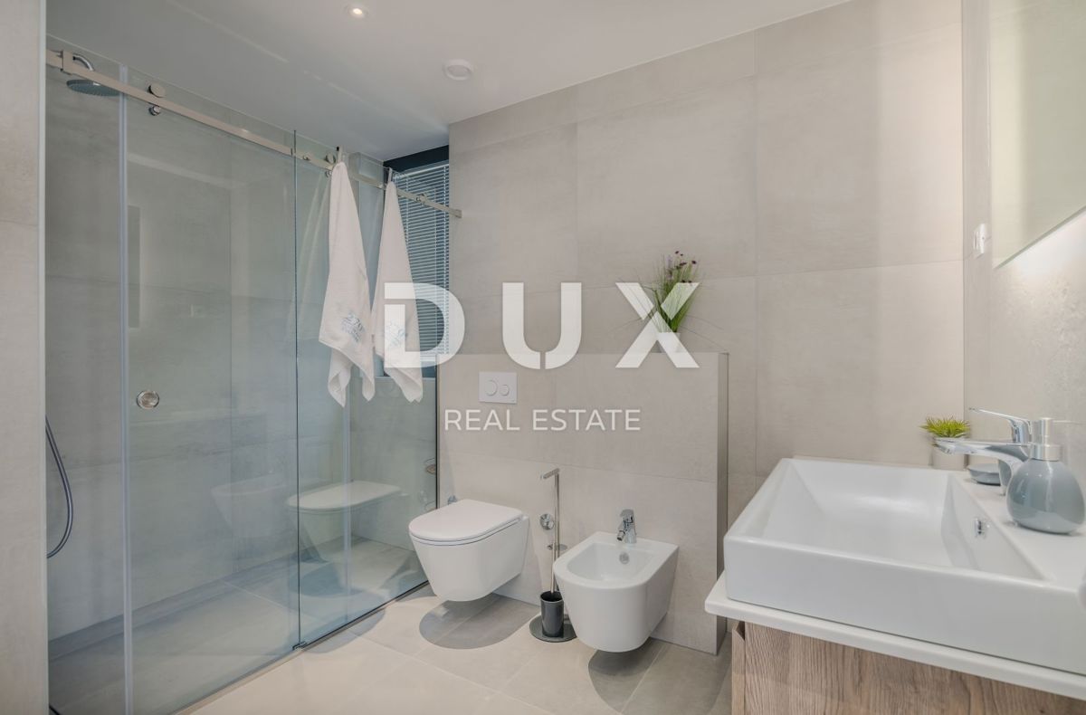 OPATIJA – Moderna luksuzna vila z dvema stanovanjskima enotama in panoramskim pogledom na morje