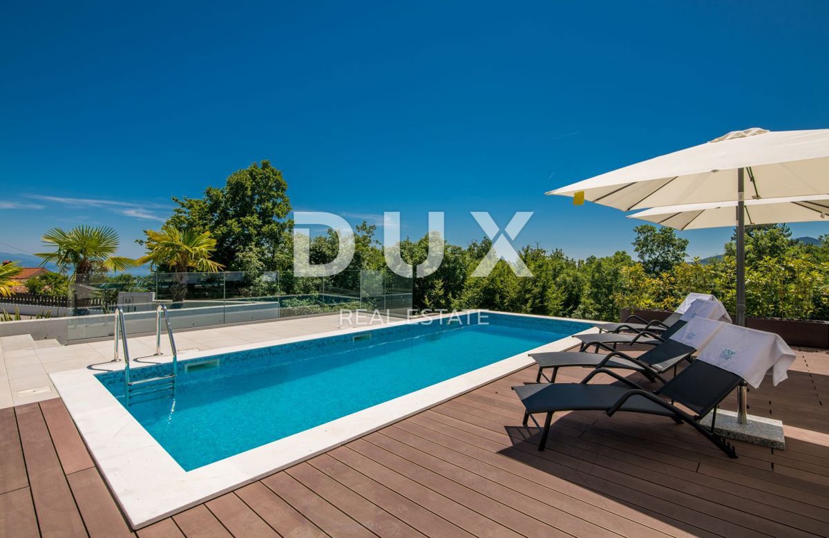 OPATIJA – Moderna luksuzna vila z dvema stanovanjskima enotama in panoramskim pogledom na morje