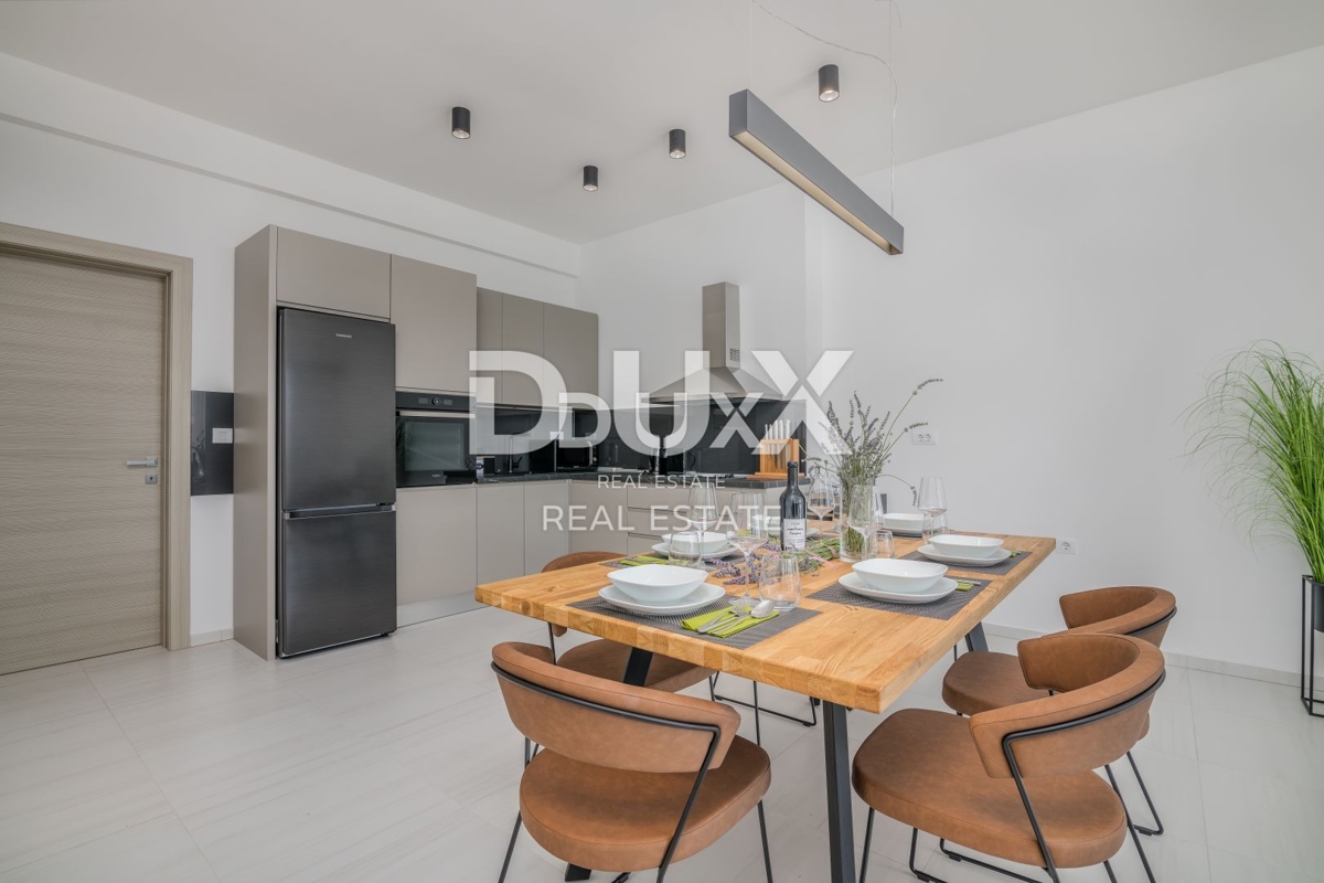 OPATIJA – Moderna luksuzna vila z dvema stanovanjskima enotama in panoramskim pogledom na morje