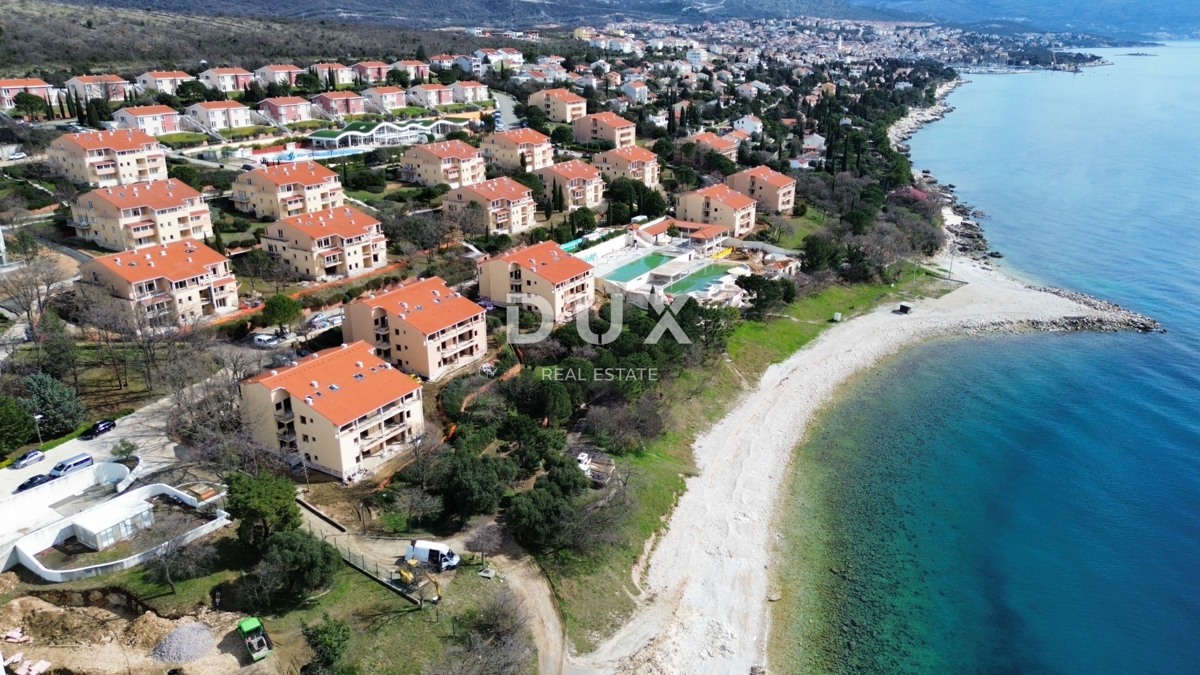 NOVI VINODOLSKI – 61 m² veliko stanovanje v ekskluzivnem letovišču, prva vrsta ob morju z zasebno plažo