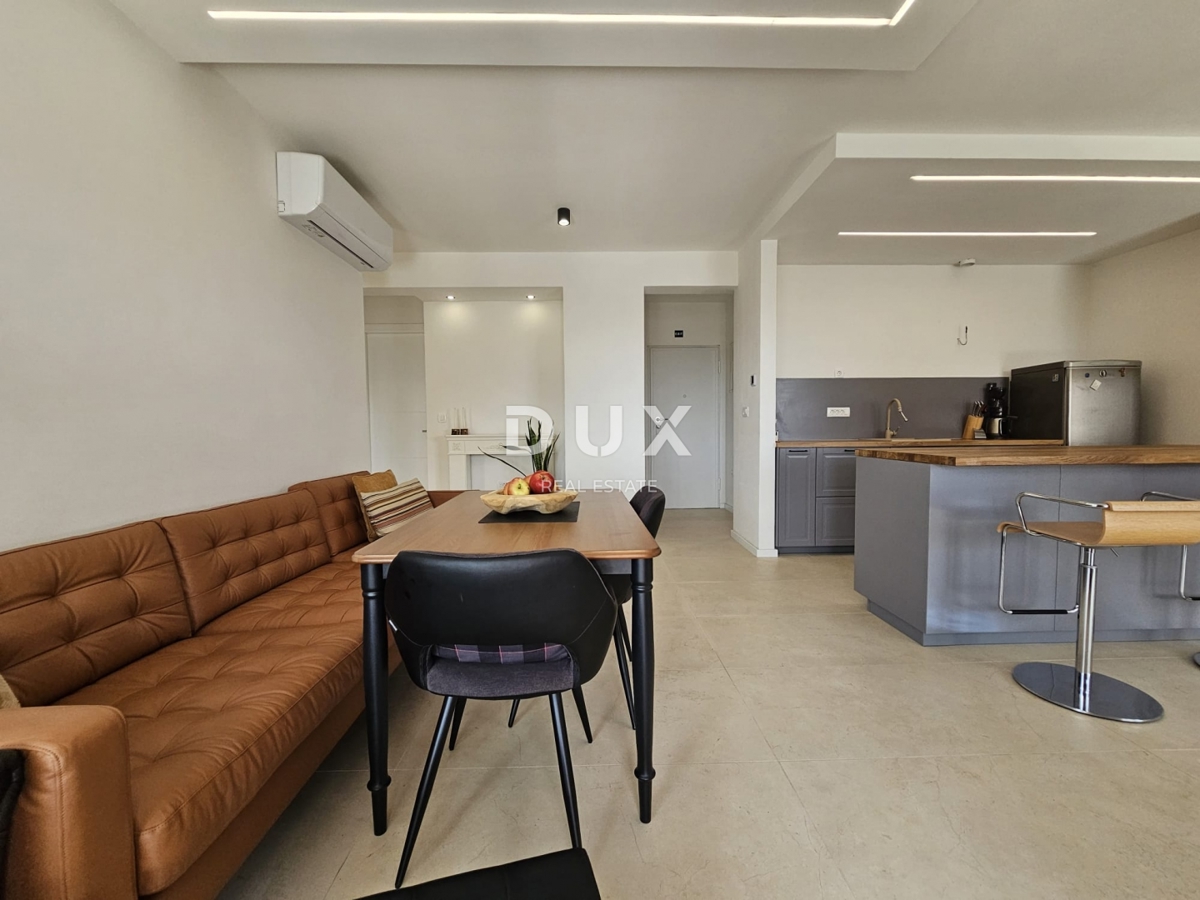 ŠIBENIK, BRODARICA - NOVOGRADNJA, Luksuzno opremljeno trisobno stanovanje v pritličju z dvoriščem