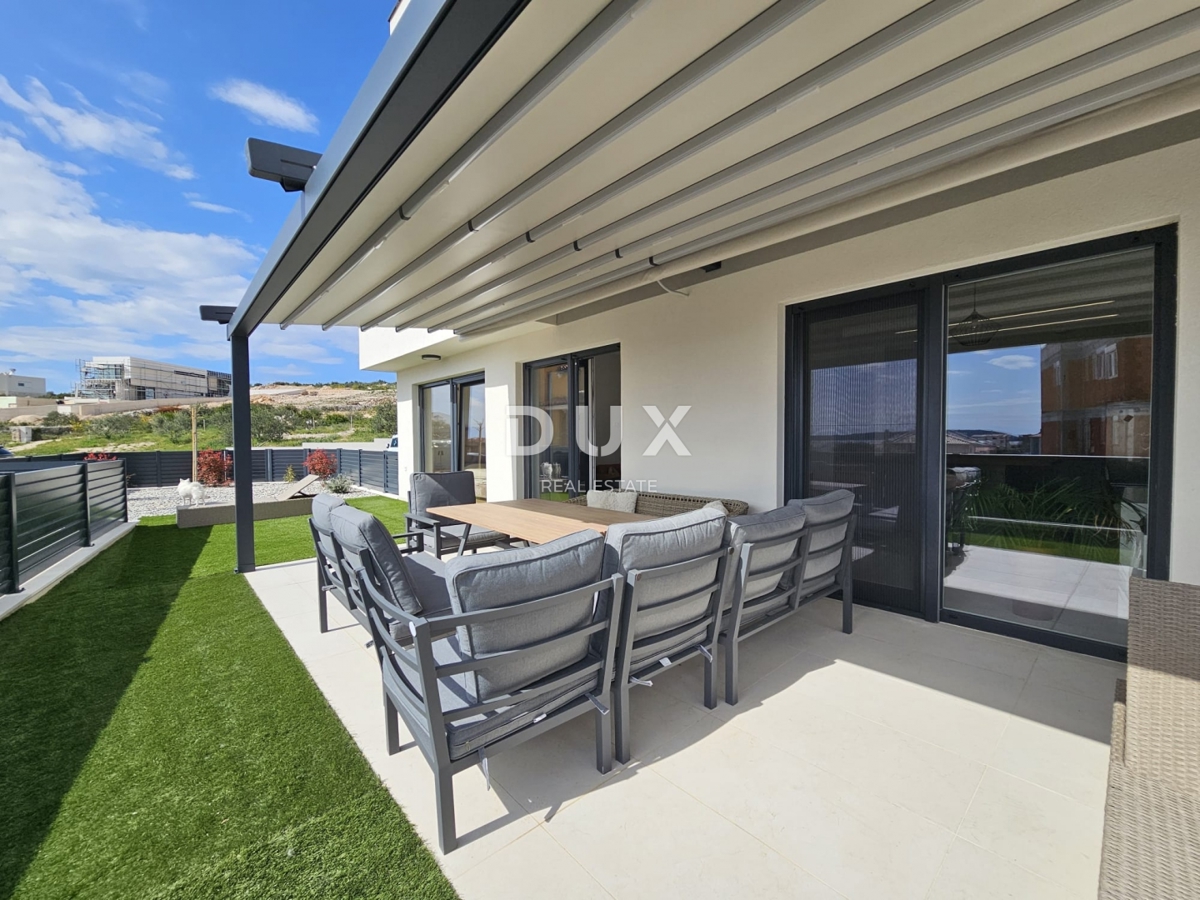 ŠIBENIK, BRODARICA - NOVOGRADNJA, Luksuzno opremljeno trisobno stanovanje v pritličju z dvoriščem