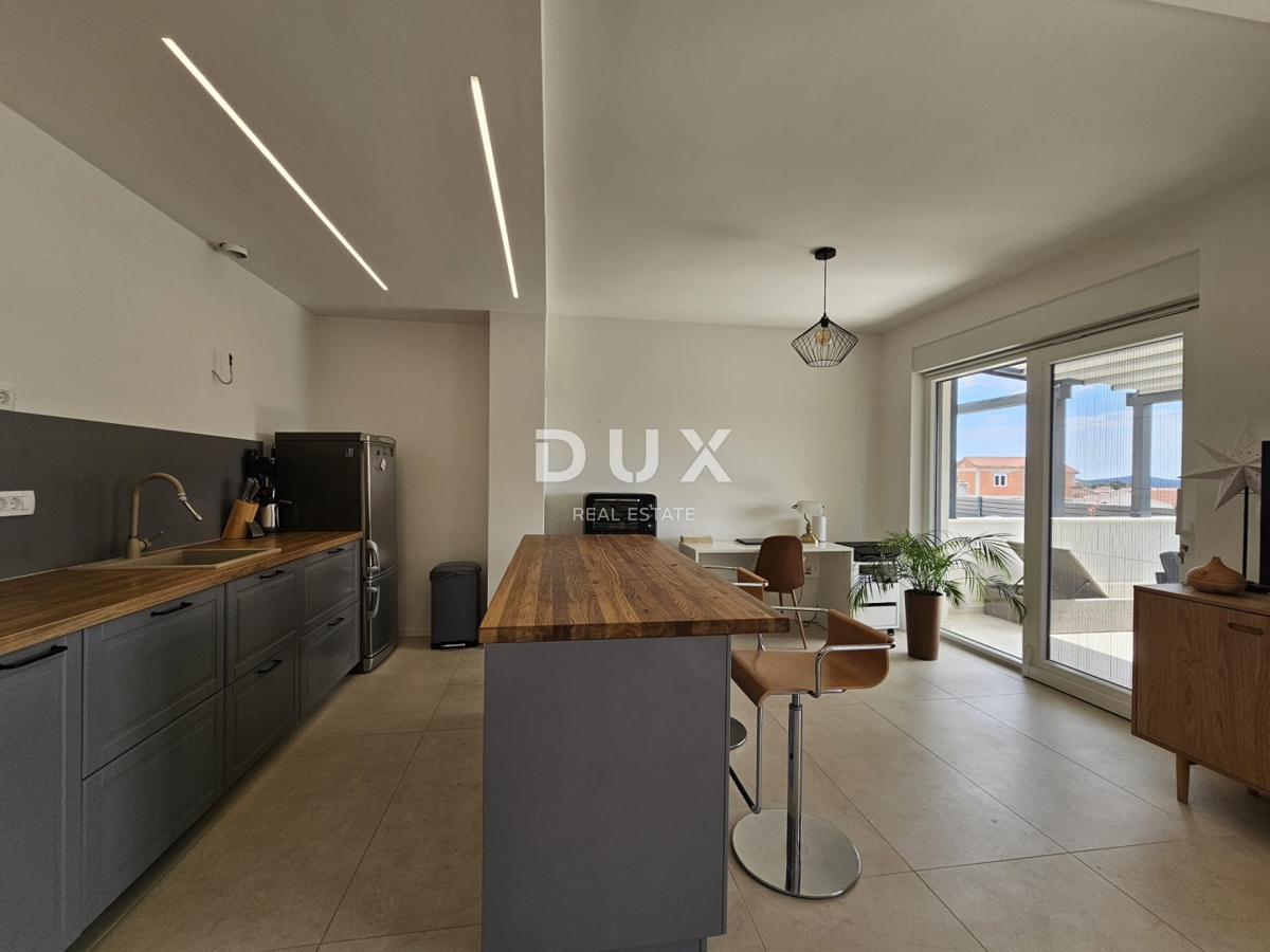 ŠIBENIK, BRODARICA - NOVOGRADNJA, Luksuzno opremljeno trisobno stanovanje v pritličju z dvoriščem