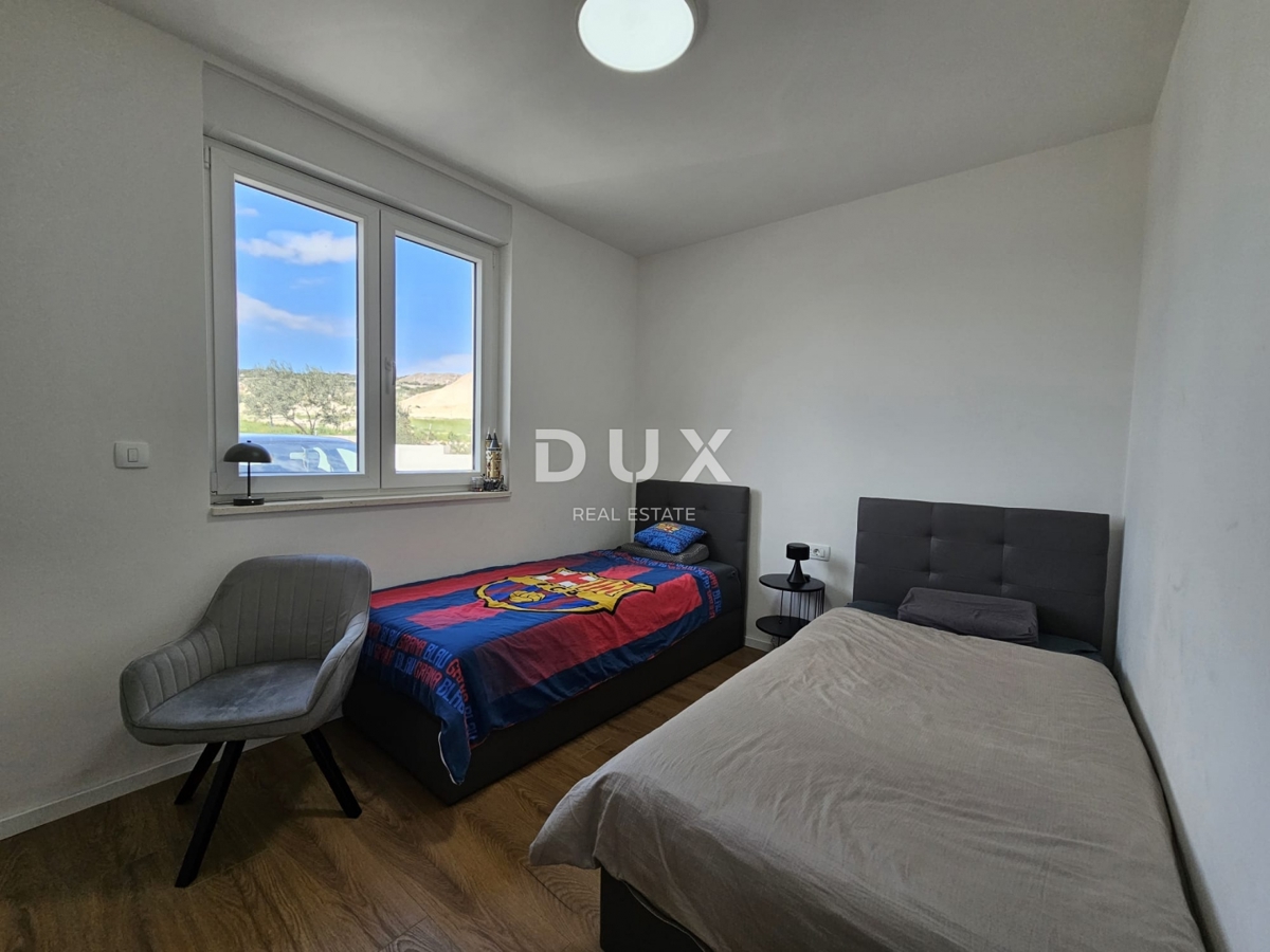 ŠIBENIK, BRODARICA - NOVOGRADNJA, Luksuzno opremljeno trisobno stanovanje v pritličju z dvoriščem