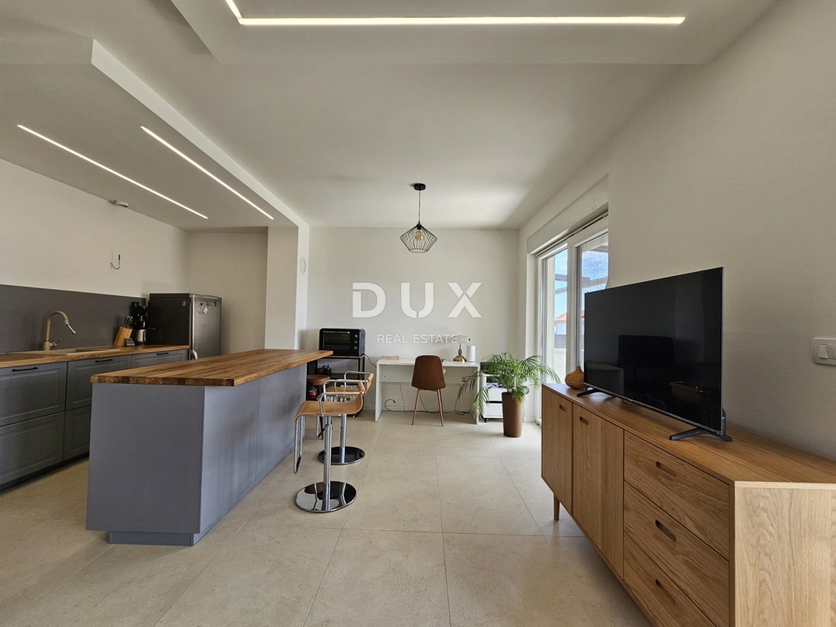 ŠIBENIK, BRODARICA - NOVOGRADNJA, Luksuzno opremljeno trisobno stanovanje v pritličju z dvoriščem