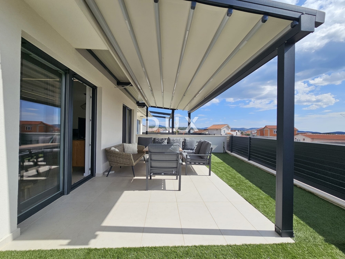 ŠIBENIK, BRODARICA - NOVOGRADNJA, Luksuzno opremljeno trisobno stanovanje v pritličju z dvoriščem