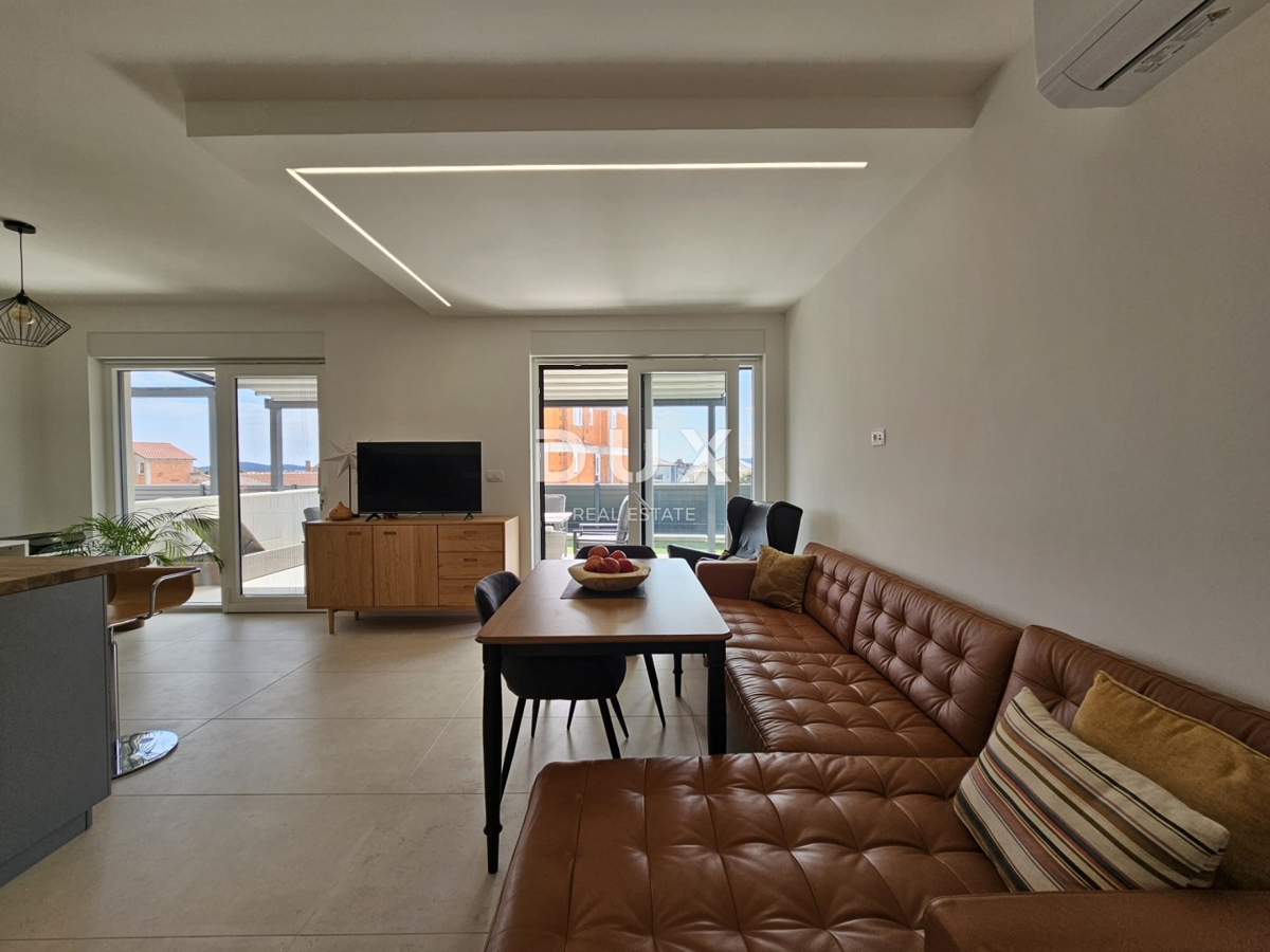 ŠIBENIK, BRODARICA - NOVOGRADNJA, Luksuzno opremljeno trisobno stanovanje v pritličju z dvoriščem