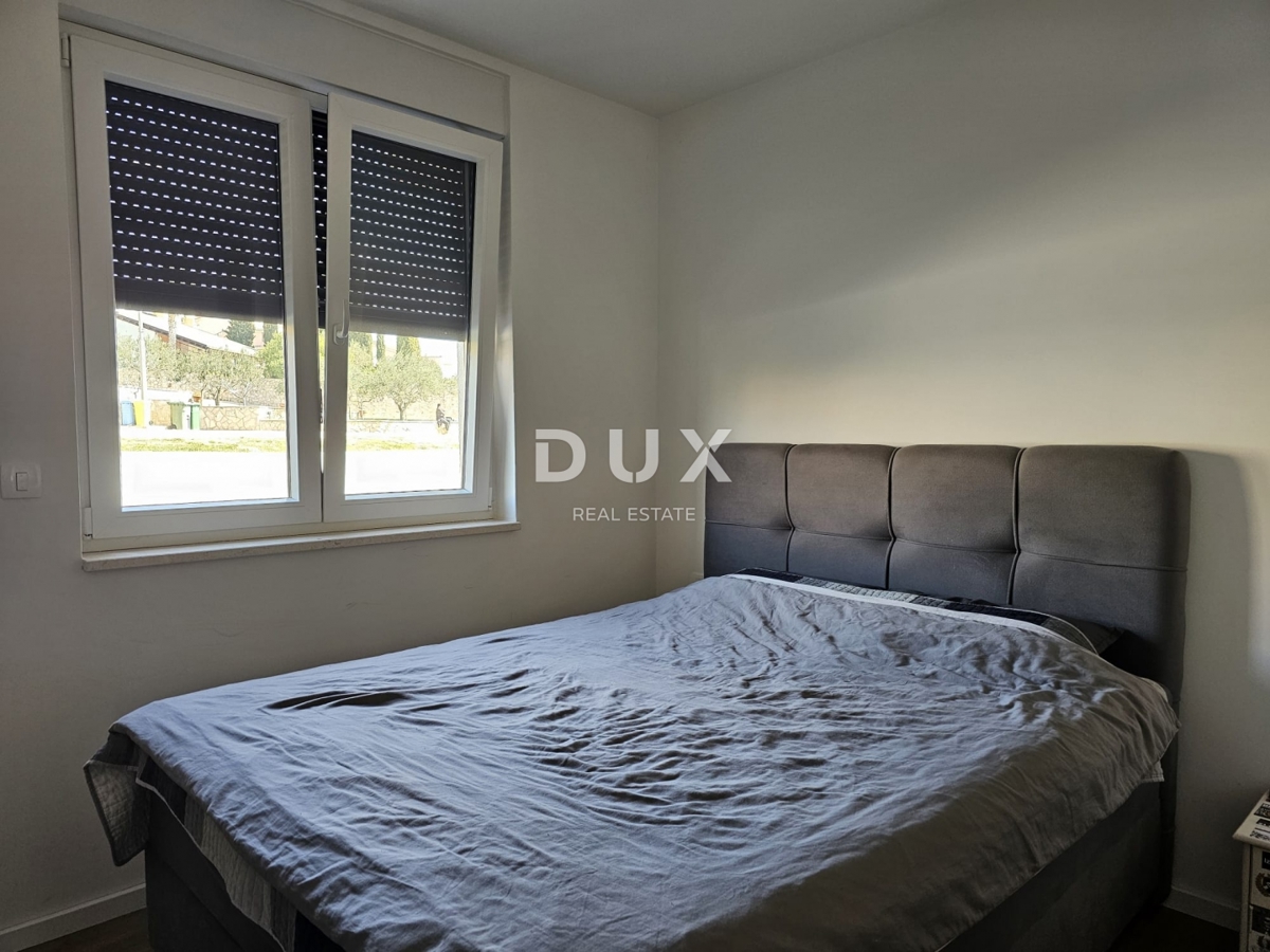 ŠIBENIK, BRODARICA - NOVOGRADNJA, Luksuzno opremljeno trisobno stanovanje v pritličju z dvoriščem