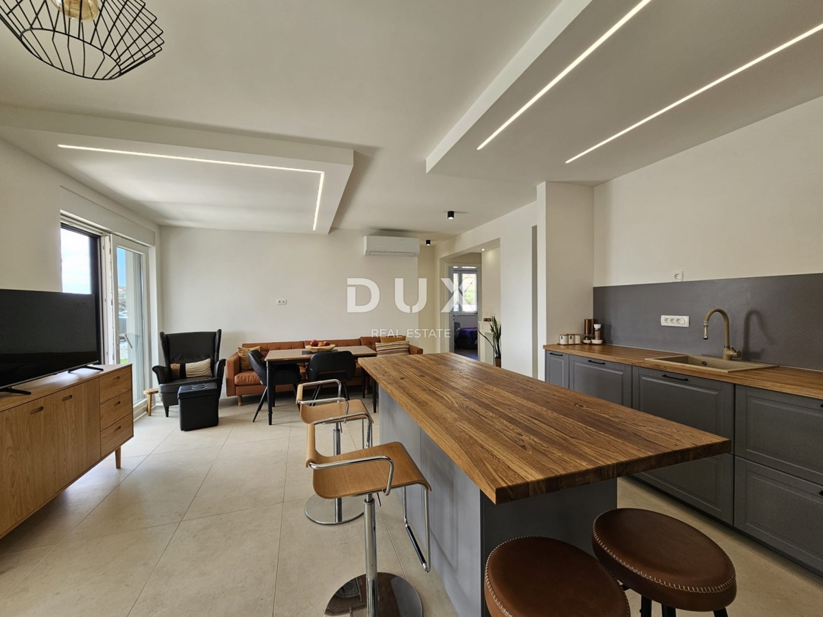 ŠIBENIK, BRODARICA - NOVOGRADNJA, Luksuzno opremljeno trisobno stanovanje v pritličju z dvoriščem