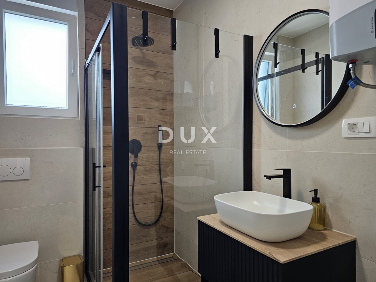 ŠIBENIK, BRODARICA - NOVOGRADNJA, Luksuzno opremljeno trisobno stanovanje v pritličju z dvoriščem