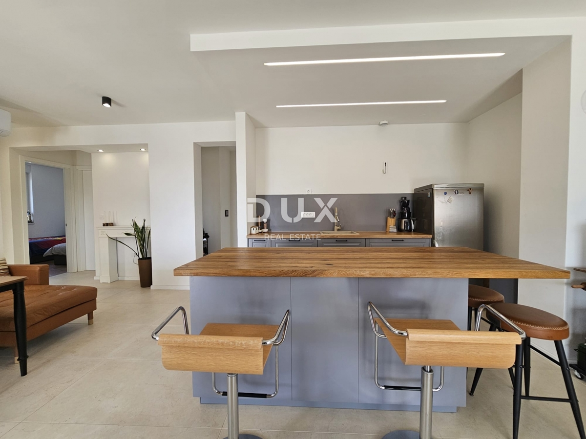 ŠIBENIK, BRODARICA - NOVOGRADNJA, Luksuzno opremljeno trisobno stanovanje v pritličju z dvoriščem