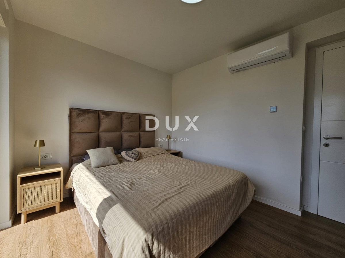 ŠIBENIK, BRODARICA - NOVOGRADNJA, Luksuzno opremljeno trisobno stanovanje v pritličju z dvoriščem