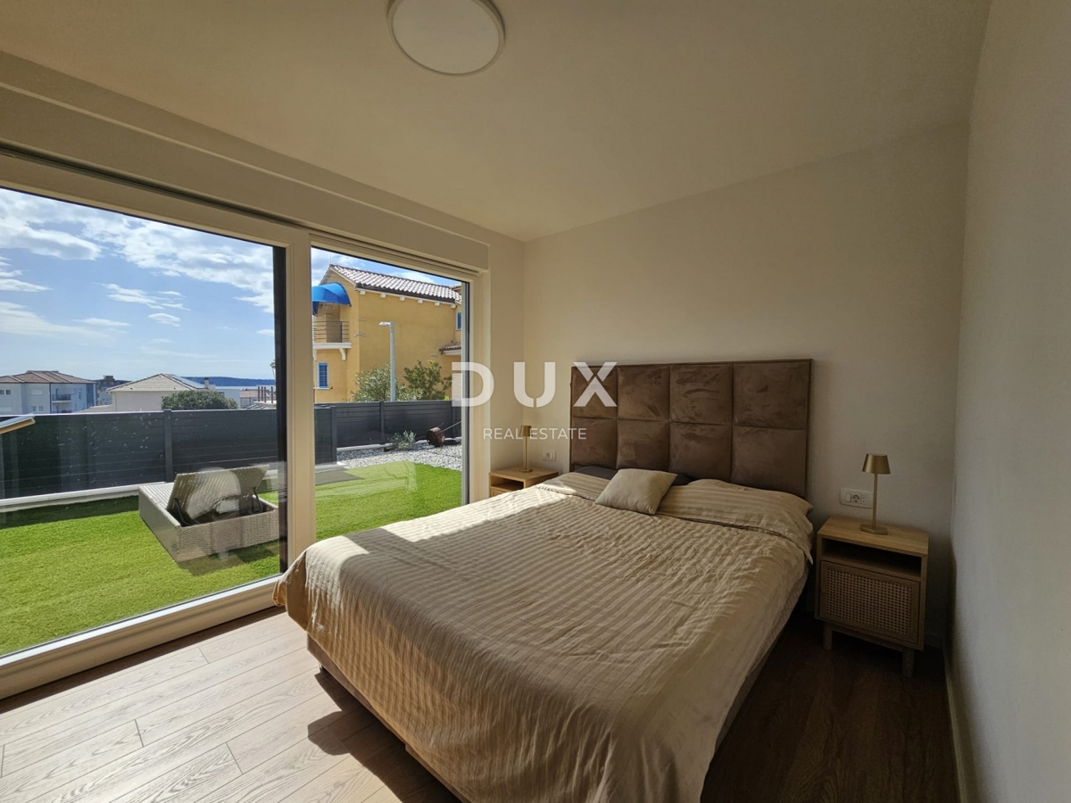 ŠIBENIK, BRODARICA - NOVOGRADNJA, Luksuzno opremljeno trisobno stanovanje v pritličju z dvoriščem