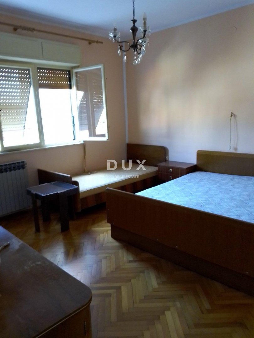 ISTRA, RABAC - Stanovanje za prenovo s pogledom na morje, vrtom in garažo!