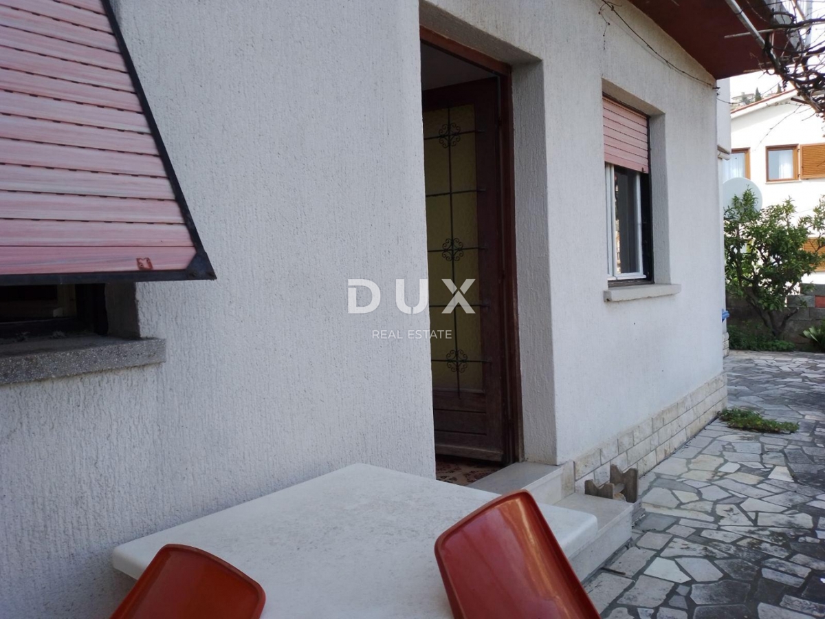 ISTRA, RABAC - Stanovanje za prenovo s pogledom na morje, vrtom in garažo!