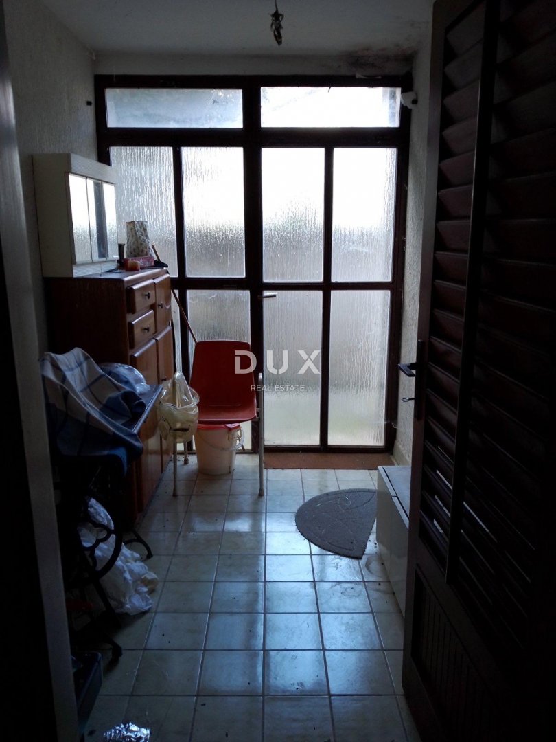 ISTRA, RABAC - Stanovanje za prenovo s pogledom na morje, vrtom in garažo!