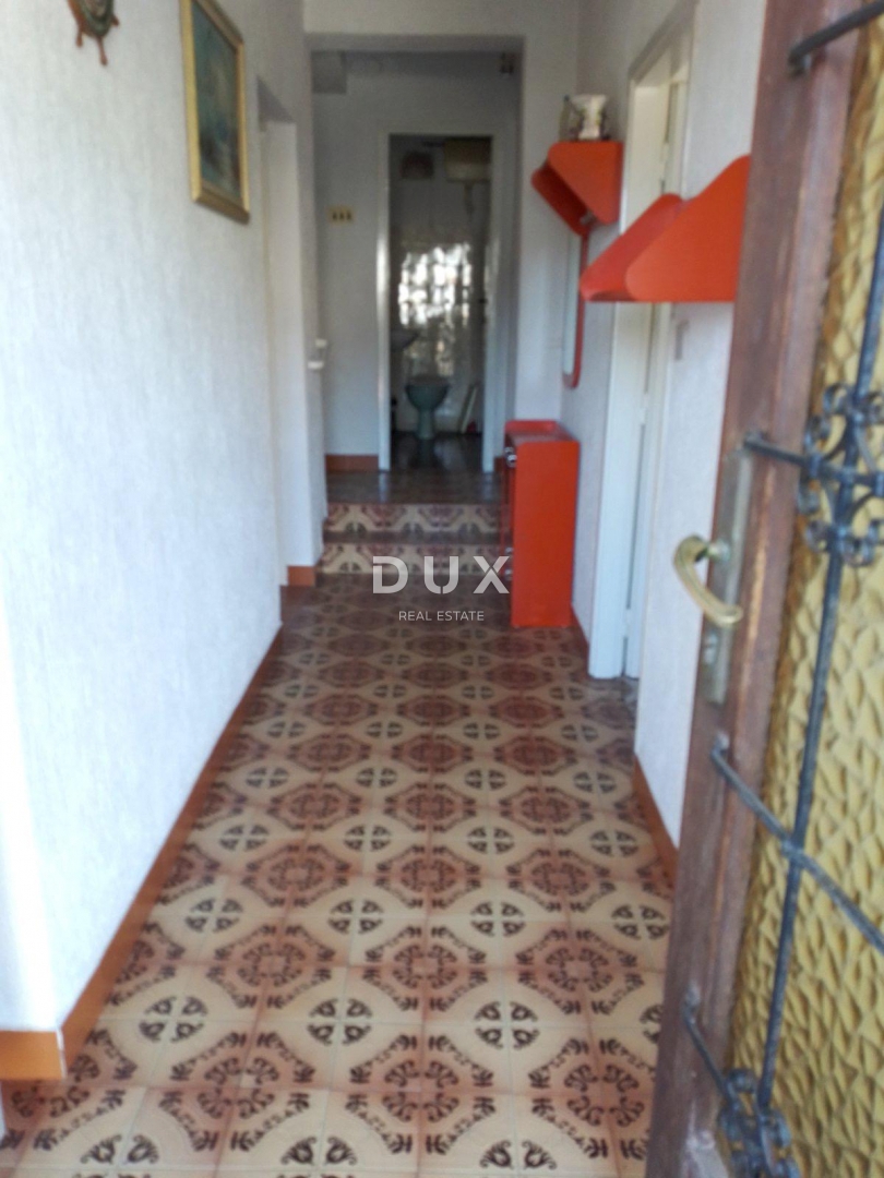 ISTRA, RABAC - Stanovanje za prenovo s pogledom na morje, vrtom in garažo!