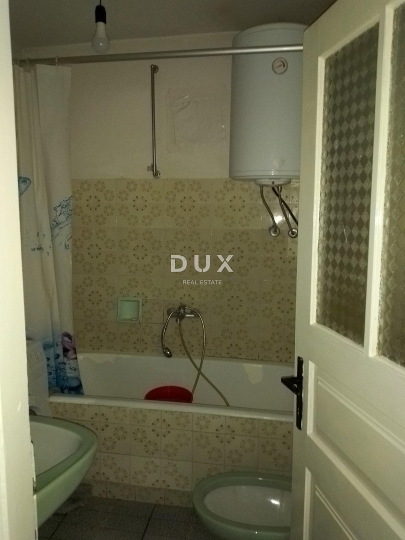 ISTRA, RABAC - Stanovanje za prenovo s pogledom na morje, vrtom in garažo!