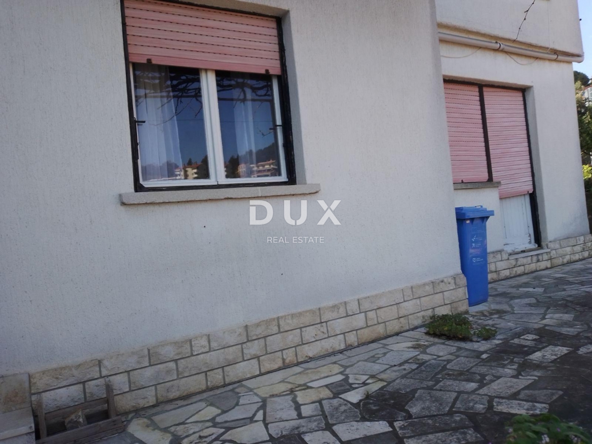 ISTRA, RABAC - Stanovanje za prenovo s pogledom na morje, vrtom in garažo!