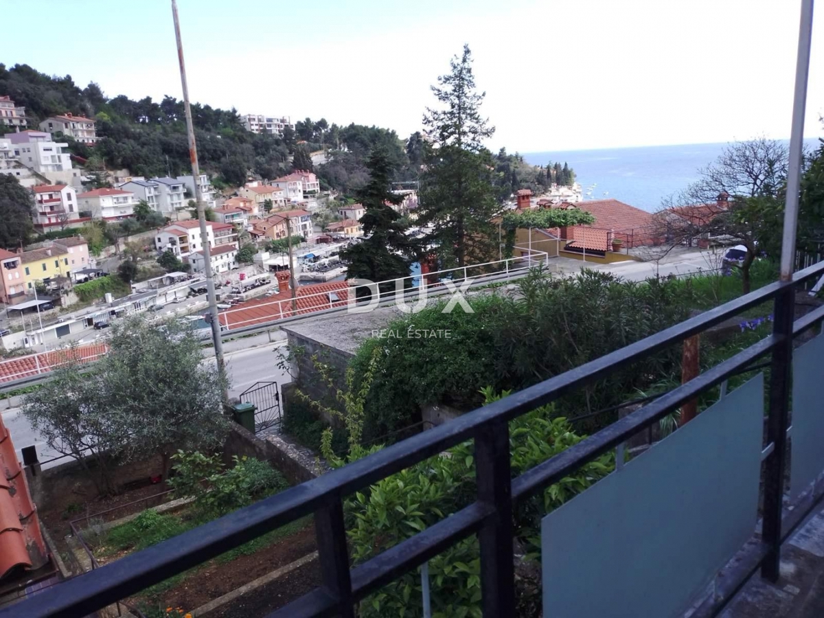 ISTRA, RABAC - Stanovanje za prenovo s pogledom na morje, vrtom in garažo!