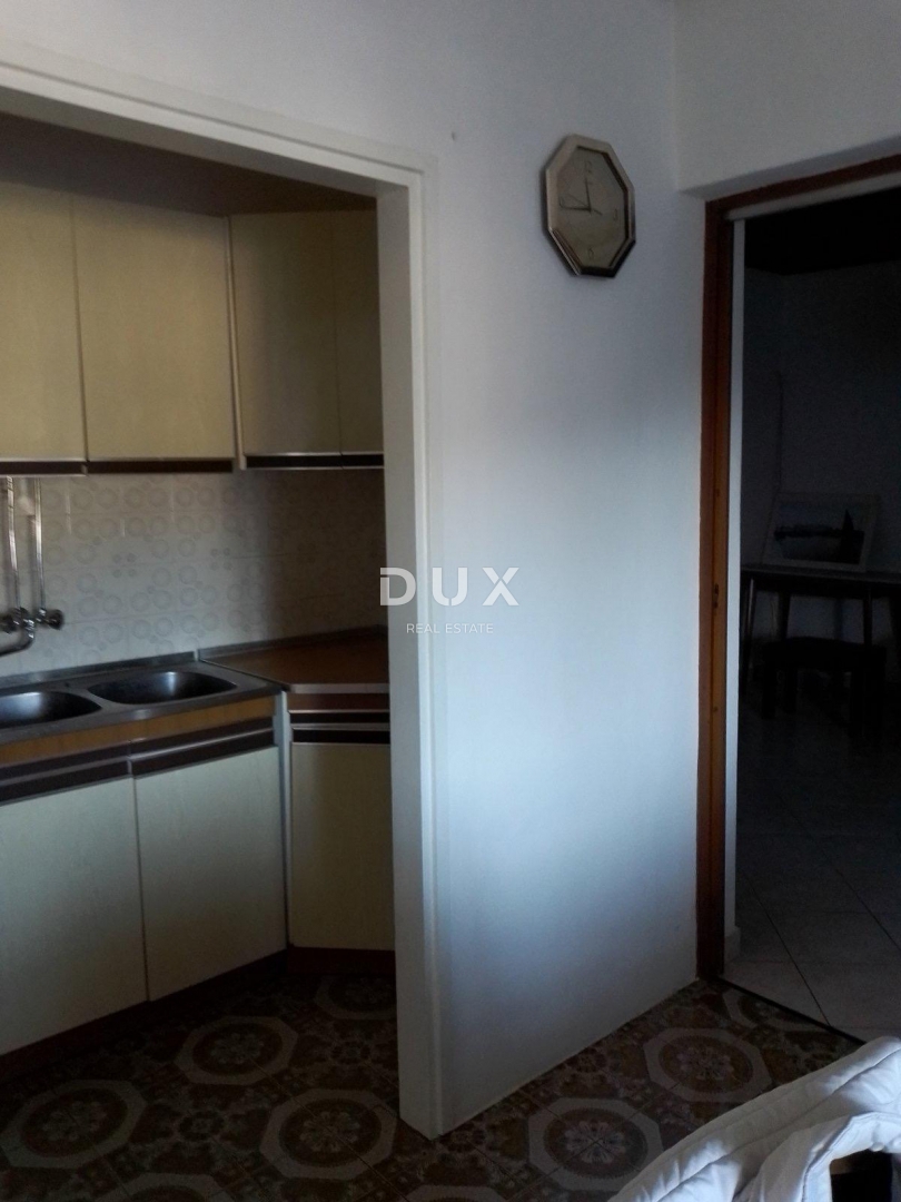 ISTRA, RABAC - Stanovanje za prenovo s pogledom na morje, vrtom in garažo!