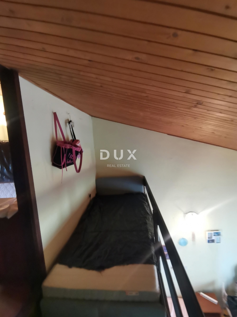 ISTRA, ČERVAR PORAT - Dvostanovanjsko stanovanje v zgornjem nadstropju s pogledom na morje!