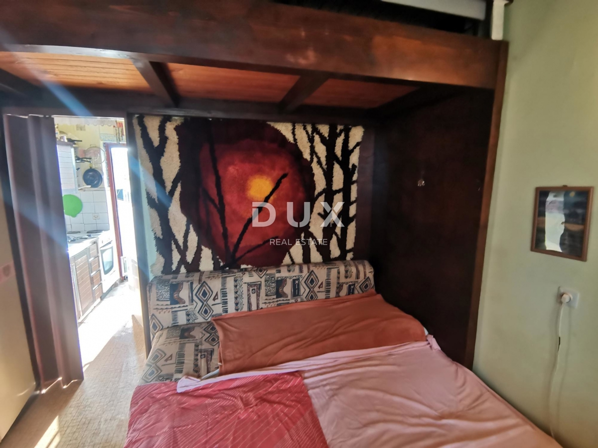 ISTRA, ČERVAR PORAT - Dvostanovanjsko stanovanje v zgornjem nadstropju s pogledom na morje!