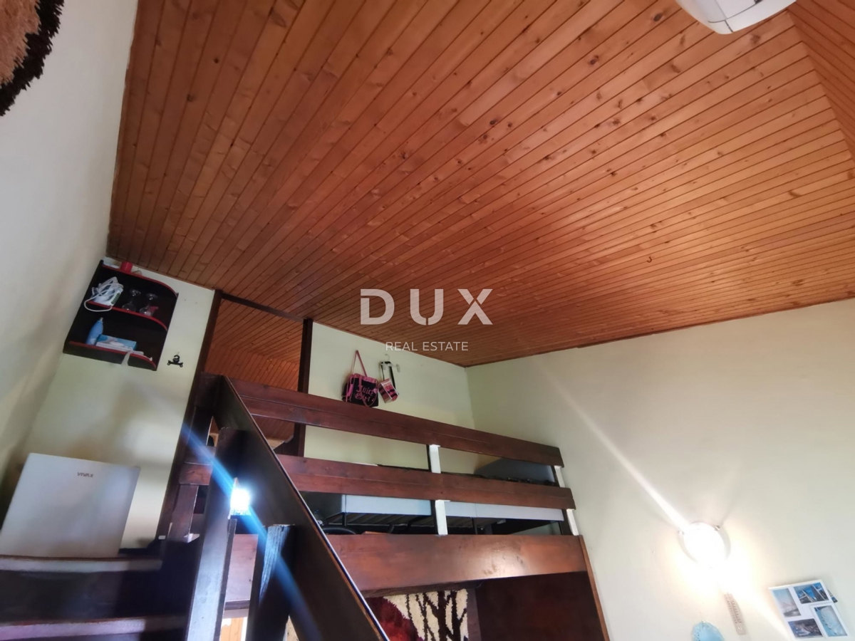 ISTRA, ČERVAR PORAT - Dvostanovanjsko stanovanje v zgornjem nadstropju s pogledom na morje!