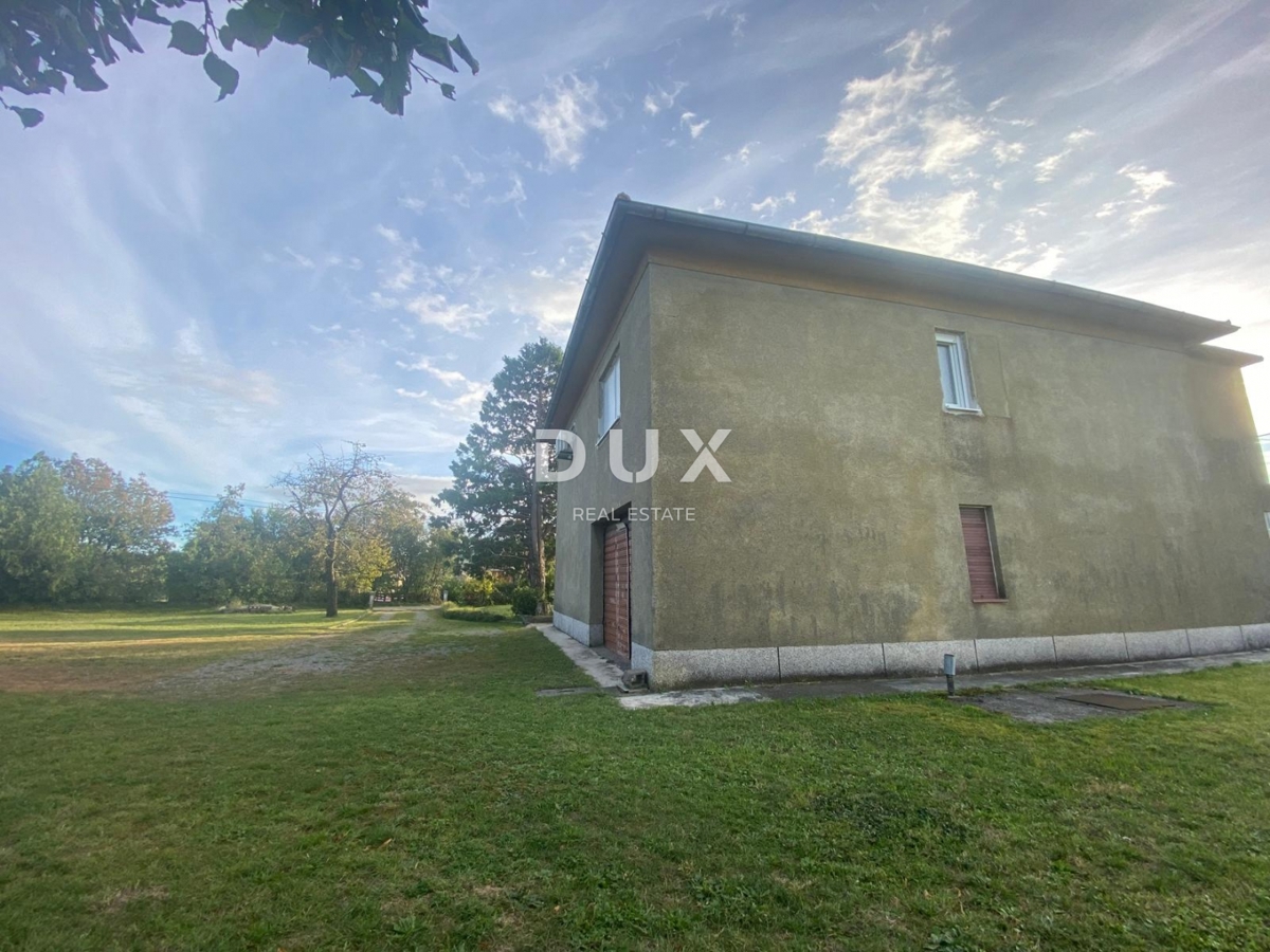 RIJEKA, DRAŽICE, CENTER - samostojna hiša z dvema ločenima stanovanjema na odlični lokaciji + 2.200 m2 GRADBENEGA ZEMLJIŠČA! PRILOŽNOST!