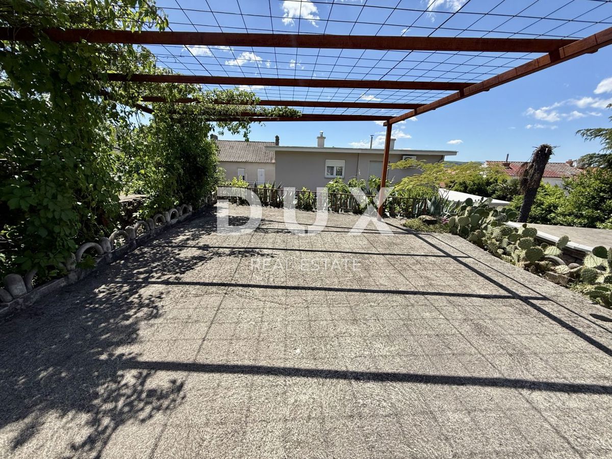 CRIKVENICA - Hiša v centru 80 metrov od morja! Priložnost!