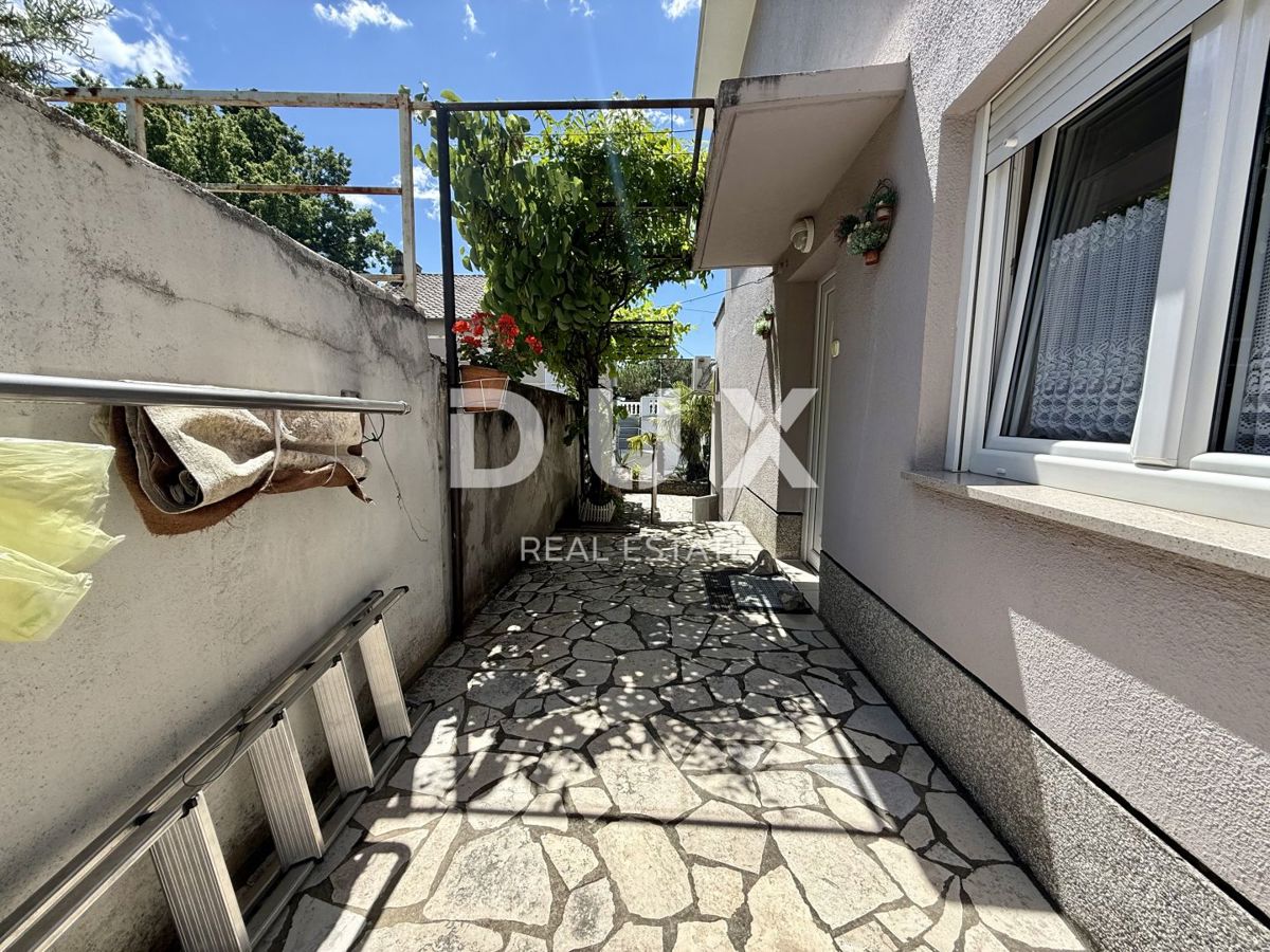 CRIKVENICA - Hiša v centru 80 metrov od morja! Priložnost!