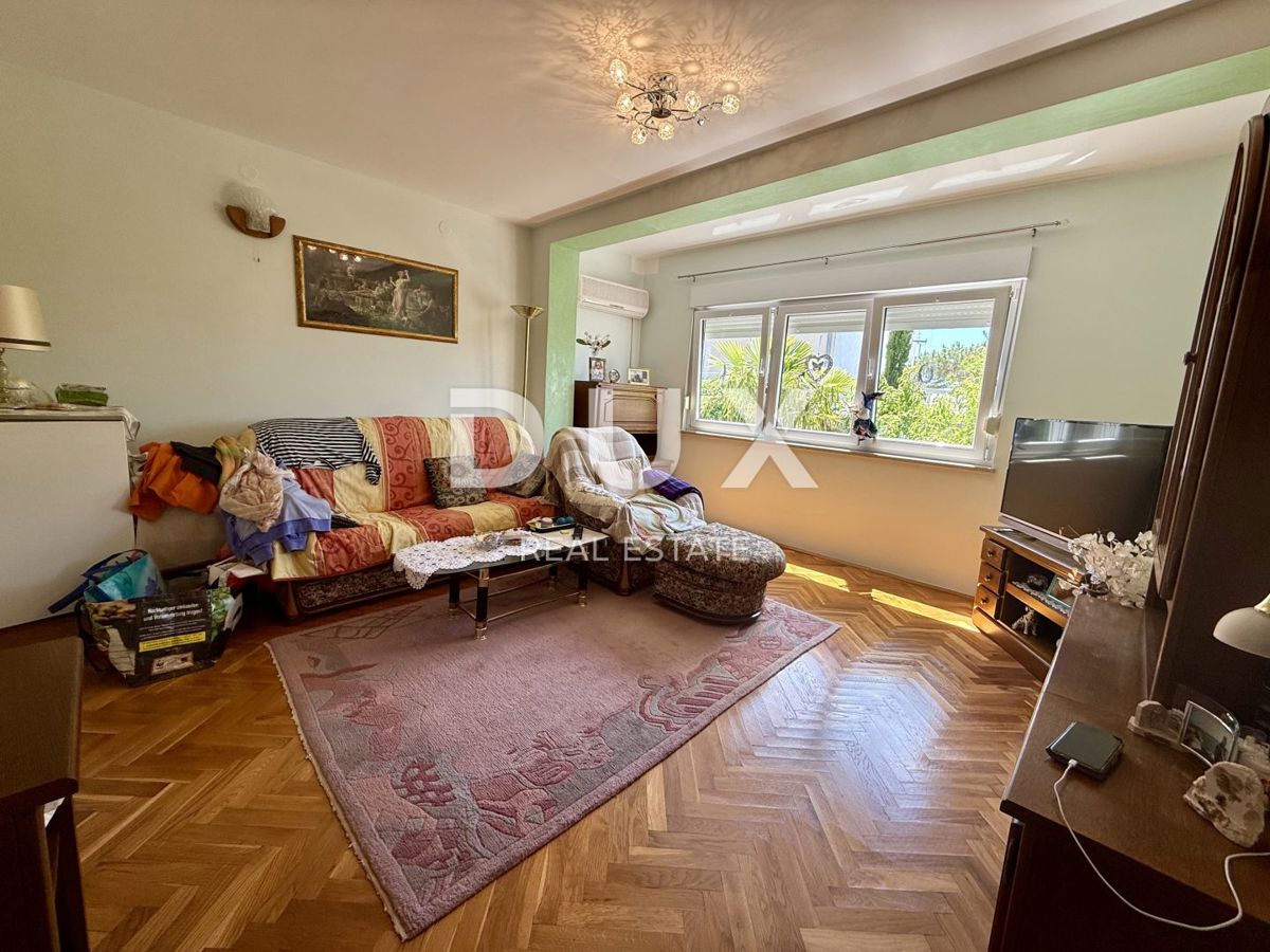 CRIKVENICA - Hiša v centru 80 metrov od morja! Priložnost!