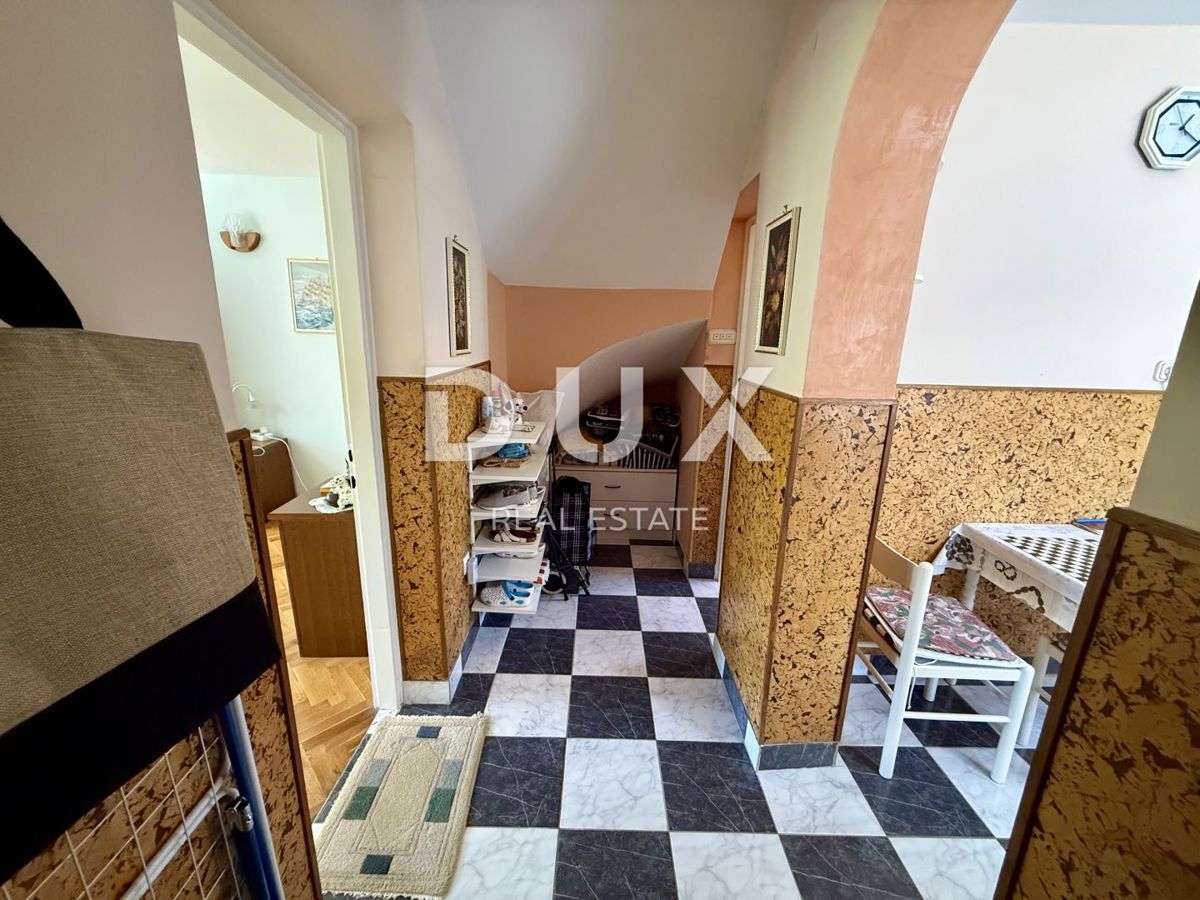 CRIKVENICA - Hiša v centru 80 metrov od morja! Priložnost!