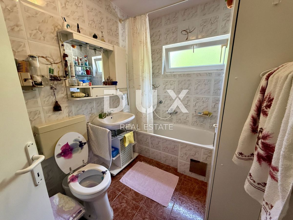 CRIKVENICA - Hiša v centru 80 metrov od morja! Priložnost!