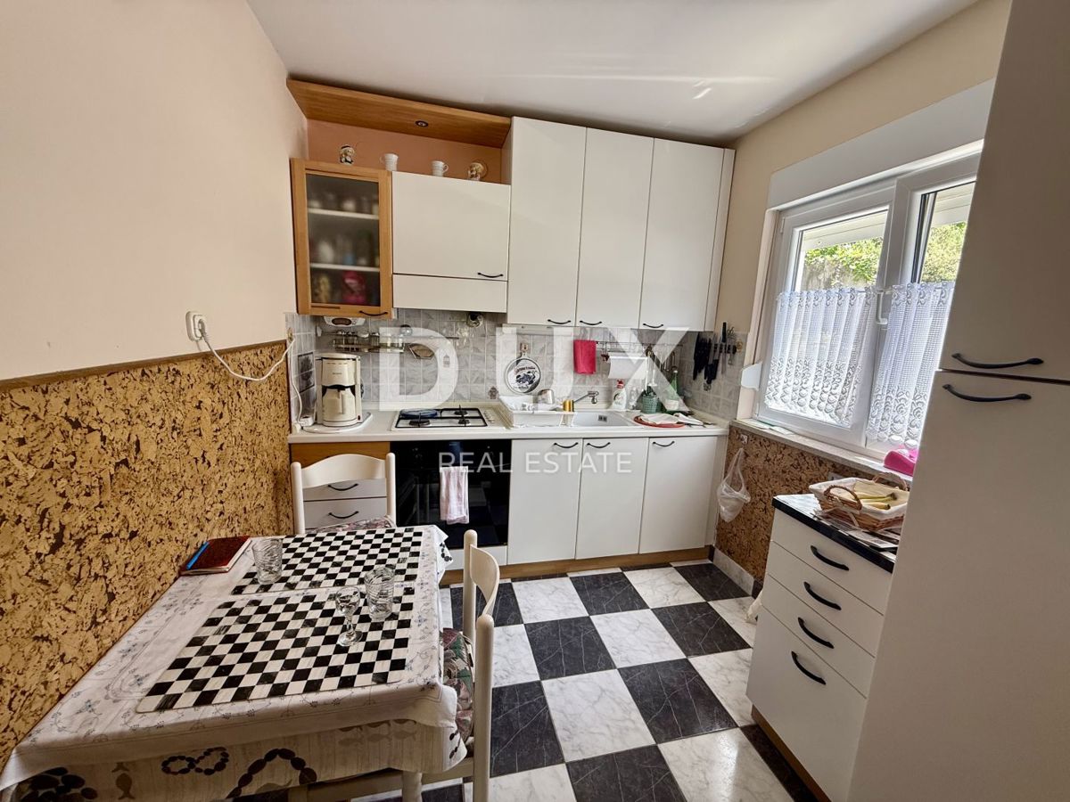 CRIKVENICA - Hiša v centru 80 metrov od morja! Priložnost!