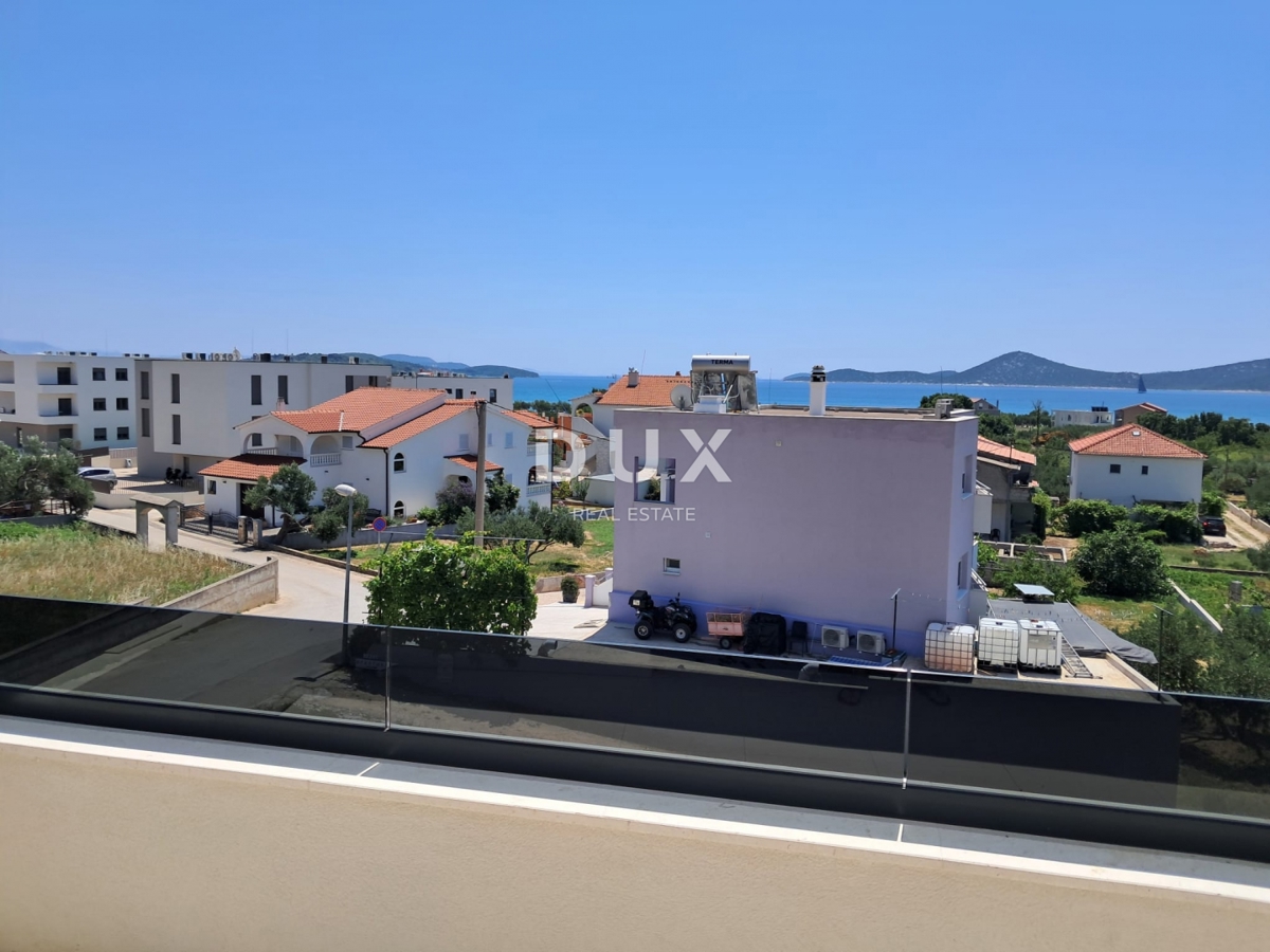 ŠIBENIK, VODICE – Stanovanje v drugem nadstropju s teraso in 2 parkirnima mestoma